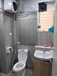 une petite salle de bain avec toilettes et lavabo dans l'établissement Pool view 2BHK 10 min to GOI airport & beach, à Dabolim