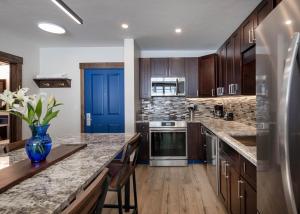 een keuken met een vaas met bloemen op een aanrecht bij Premium Unit 1301 - 1 Bedroom - Zephyr Mtn Lodge condo in Winter Park