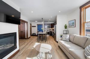 een woonkamer met een bank en een tafel bij Premium Unit 1301 - 1 Bedroom - Zephyr Mtn Lodge condo in Winter Park