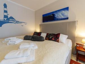 ein Schlafzimmer mit einem Bett mit Handtüchern darauf in der Unterkunft Ferienhaus Binz - Apt. 02 in Binz