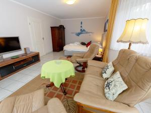 ein Wohnzimmer mit einem Sofa und einem Tisch in der Unterkunft Ferienhaus Binz - Apt. 02 in Binz