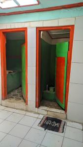 een lege kamer met twee deuren in een gebouw bij Kostel Al-Barokah 