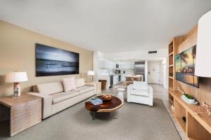 - un salon avec un canapé et une table dans l'établissement Oceanview Private Condo at 1 Hotel & Homes -1208, à Miami Beach
