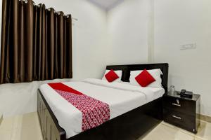 Postel nebo postele na pokoji v ubytování OYO Pari Residency