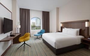Postel nebo postele na pokoji v ubytování Courtyard by Marriott Baku