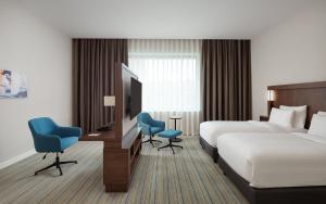 Postel nebo postele na pokoji v ubytování Courtyard by Marriott Baku