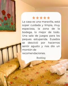 a sign on the side of a bed with towels at La Casa de mis Padres in Arahuetes