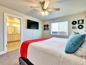 1 dormitorio con 1 cama y ventilador de techo en Band Camp Town Home, en Cedar City