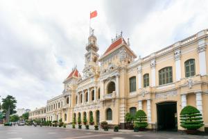 un edificio con una bandera encima en Planet Homestay en Ho Chi Minh