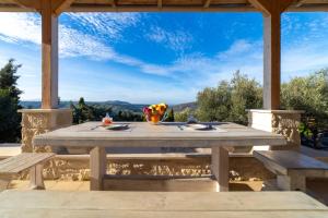 - une table de pique-nique avec vue sur les montagnes dans l'établissement Villa Vitsilias under the cretan sky, à Aïtánia