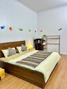 1 dormitorio con 1 cama grande en una habitación en Cá Homestay-Cao Bằng, en Cao Bằng
