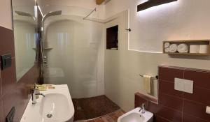 A bathroom at Agriturismo Tamellini Még 37 kép
