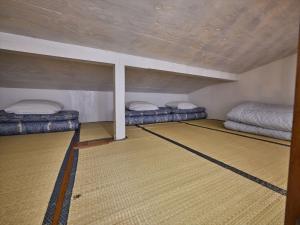 a room with two bunk beds in it at 河口湖でアウトドアを楽しむコテージCottage Harvest tree in Fujikawaguchiko
