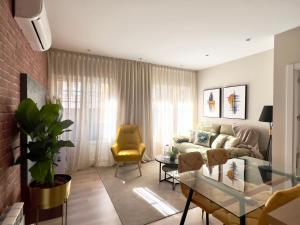 - un salon avec un canapé et une table en verre dans l'établissement Varillas Luxury Home I y II, à León