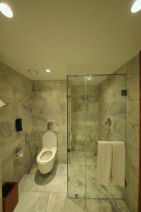 Koupelna v ubytování Peshawar Serena Hotel