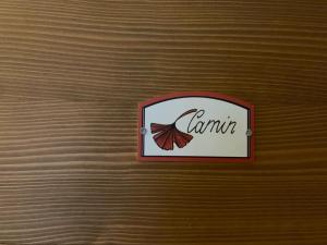 a sign that says camino on a wooden wall at Agriturismo Tamellini in Soave