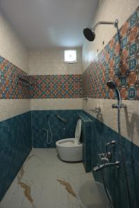 ein Badezimmer mit Dusche, Toilette und Waschbecken in der Unterkunft Kailasaa Residency in Tiruvannāmalai + 47 Fotos