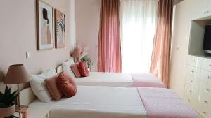 Ένα ή περισσότερα κρεβάτια σε δωμάτιο στο Marias Home