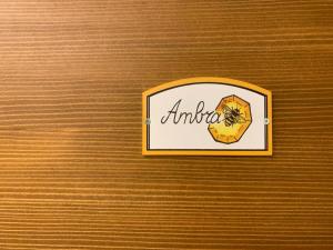 a sign on a wooden wall with anarmaarma logo at Agriturismo Tamellini in Soave