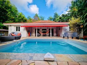 - une piscine en face d'une maison dans l'établissement Villa Mahogany confort, spacieuse, au François