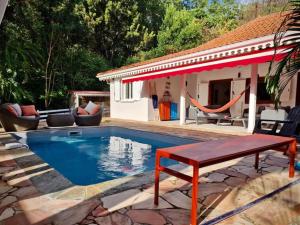 Bazén v ubytování Villa Mahogany confort, spacieuse nebo v jeho okolí