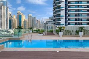 uma piscina no telhado de um edifício em Stella Maris l Full Marina View l Perfect Location em Dubai