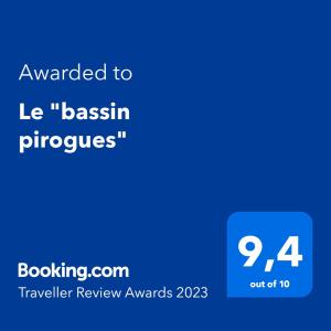 une capture d’écran d’un téléphone portable avec le texte attribué au rhinocéros du baskine dans l'établissement Le "bassin pirogues", à L'Étang-Salé