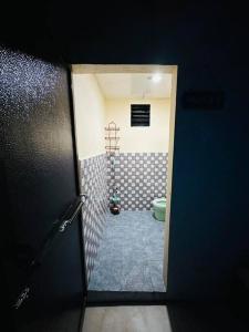 una puerta de acceso a un baño con aseo en Transient House Camarines Sur Pili, en Pili