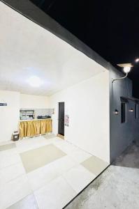 ein leeres Zimmer mit einem großen weißen Zimmer mit in der Unterkunft Transient House Camarines Sur Pili in Pili