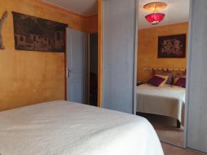 um quarto com uma cama e um espelho em Campagne Julia em Saint-Savournin