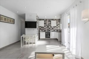 a living room with a table and a kitchen at Placid Puerto in Puerto de Sagunto