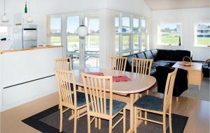 ノーポにあるAwesome Home In Nordborg With 3 Bedrooms, Sauna And Wifiのキッチン、リビングルーム(テーブル、椅子付)