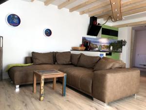 a brown couch in a living room with a table at Vordeck FW 1 in Zingst