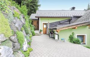 ein grünes Haus mit einem Gehweg neben einem Gebäude in der Unterkunft Beautiful Apartment In Mhlbach Am Hochknig With Kitchen in Mühlbach am Hochkönig