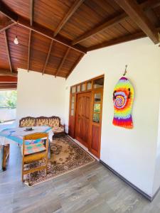 ein Wohnzimmer mit einem Tisch und einem Gemälde an der Wand in der Unterkunft The beach gate villa in Beruwala