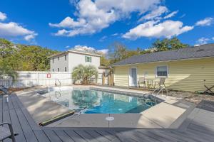 een zwembad in een tuin met een huis bij Sunny Daze in Oak Island