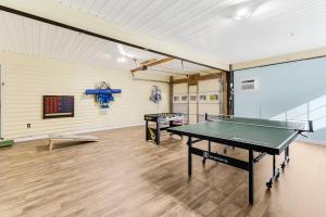 een tafeltenniskamer met een tafeltennistafel bij Sunny Daze in Oak Island