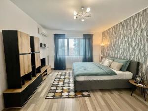 um quarto com uma cama e uma grande janela em Flat in a quiet central area - Carol Park em Bucareste