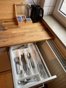 uma cozinha com um frigorífico aberto com utensílios em Bavaria Home - Küche, Terrasse, 3 Schlafzimmer em Mainburg