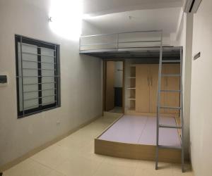 Pokój z łóżkiem piętrowym i drabiną w obiekcie 516Home B w mieście Hanoi