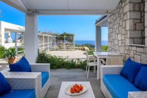 KalithiesにあるCanyon Viewの青い家具付きのパティオ、海の景色を望む
