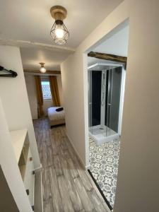 Cette chambre dispose d'un couloir avec une douche à l'italienne. dans l'établissement Maison village rénovée tout équipée, à Saix