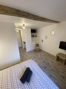 Cette chambre blanche dispose d'un lit et de parquet. dans l'établissement Maison village rénovée tout équipée, à Saix