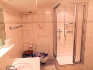 een badkamer met een douche, een toilet en een wastafel bij Ferienhaus La Valletta in Rueras