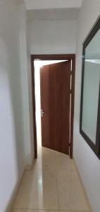 um corredor com uma porta de madeira num quarto em 516Home2 em Hanói