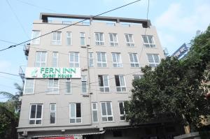 FERN INN Kolkata في كولْكاتا: مبنى ابيض عليه لافته