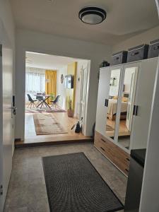 uma sala de estar com uma porta que leva a um quarto em Wohnung direkt in Zentrum em Heilbronn