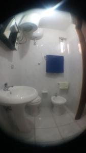 カンデーラにあるMonolocale 3 letti con cucina e parcheggio gratuitoのバスルーム(トイレ2つ、シンク、鏡付)