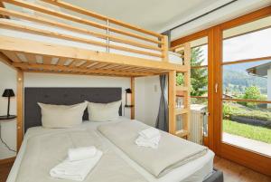 1 dormitorio con cama y ventana grande en Ferienwohnung Alpstadl, en Reit im Winkl