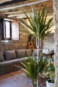 sala de estar con sofá y guitarra en L'Hostatgeria, en Estany